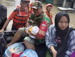 Serda Catur Gendong Bayi, Evakuasi Korban Banjir Wilayah Kelurahan Joyotakan