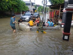 Sungai Bengawan Solo Meluap, Koramil 11 Polokarto Bantu Warga Laksanakan Evakuasi