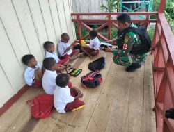 Kreasi Satgas Yonif Raider 142/KJ Komsos di SD YPK Lachairoi