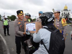 Operasi Keselamatan Rinjani Polres Lombok Barat, Bagikan Helm Gratis dan Buku Panduan Keselamatan Berlalulintas