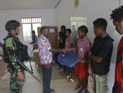 Dalam Rangka HUT Ke-62 Kostrad, Satgas YR 321/GT Bagikan Baju dan Tas Sekolah Anak-Anak Distrik Mbua Papua Pegunungan