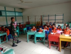 Peduli Cerdaskan Generasi Penerus Bangsa, Satgas Pamtas Yonif 645/GTY Bantu Menjadi Tenaga Pendidik SD Perbatasan