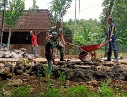 Babinsa Garangan Motivasi Warga Kerja Bakti Pembangunan Jalan