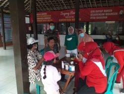 Babinsa Bantu Pengecekan Kesehatan Bagi Warga