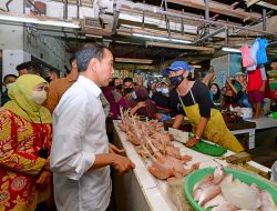 Presiden Jokowi Cek Harga Bahan Pangan di Pasar Wonokromo
