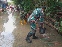 Pasca Banjir, Babinsa Pucangsawit Bantu Bersihkan Jalan Dan Rumah Warga