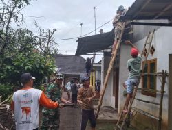 Babinsa Koramil 0818/21 Wajak Turun Langsung Dalam Kerja Bakti Perbaikan Rumah’ Warga