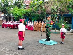 Siapkan Kader Bangsa Yang Akan Datang Babinsa Koramil 0818/32 Wonosari Bertindak Sebagai Pembina Upacara di SDN 1 Kebobang