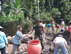 Peran Aktif Babinsa Sukorejo Bantu Karya Bakti di Desa Binaan