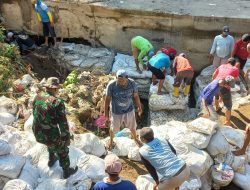 Danramil 09/Sawit Pimpin Kerja Bakti Perbaikan Tanggul Sungai