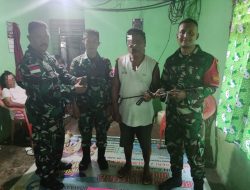 Pengobatan Keliling, Dokter Satgas Yonarhanud 3/YBY Terima Senjata Api Dari Warga Ngidiho