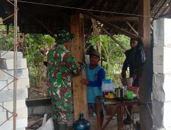 Selalu Ada Bersama Rakyat Babinsa Bantu Renovasi Rumah Warga