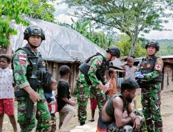 Lakukan TMC, Satgas Yonif Raider 142/KJ Gandeng Babinsa Beri Pelayanan Kesehatan Warga