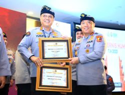 Penghargaan Kadivhumas Pada Saat Rakernis Humas Polri