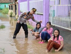 Pasca Banjir di Muara Enim AKBP Andi Supriadi Berikan Dukungan Psikolog dan Bantuan Sosial Kepada Anak-Anak 