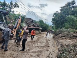 Situasi Pasca Bencana Tanah Longsor Di Ulu Ogan, Polres OKU Laksanakan Pembersihan Jalan Dan Material Sisa Longsor
