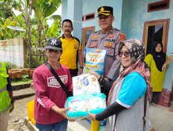 Polres Muara Enim Bersama CSR PT. BA Berikan Bantuan Sembako dan Pengobatan Gratis untuk Korban Banjir