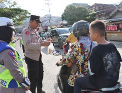 Polres Muara Enim Bagikan Takjil ke Pengendara di Jalan Jendral Sudirman Muara Enim