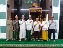 Personel Polda Sumsel Melaksanakan Sholat Isya Tarawih dan Witir berjamaah di Masjid Assaadah
