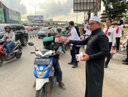 Dirreskrimum Polda Sumsel Melaksanakan Giat Bagi-Bagi Takjil Untuk Masyarakat Kota Palembang