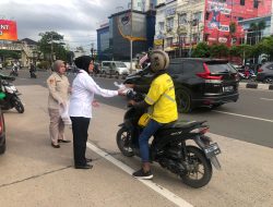 Personel Ditresnarkoba Polda Sumsel Bagikan Takjil Gratis Kepada Pengguna Jalan Raya