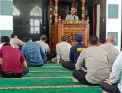 Personel Polda Sumsel Dengarkan Ceramah Agama Setelah Sholat Dzuhur Berjamaah