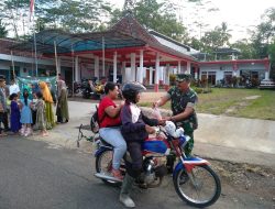 Anggota TNI dan Persit Koramil 0818/32 Wonosari Bersama Muspika Bagikan Takjil Gratis Jelang Buka Puasa