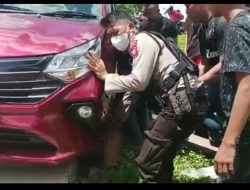 Personel Subbdit Dalmas Dit Samapta Polda Sumsel Cepat Tanggap Membantu Evakuasi Kendaraan Mobil yang Terperosok