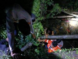 Team Penebalan Dit Samapta Polda Sumsel Lakukan Evakuasi Korban Laka Tunggal Di Jalan Lintas Tengah