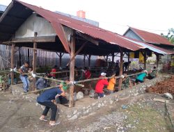 Kebersamaan Babinsa dan Warga Bergotong Royong Angkat Rumah yang Menjadi Program RTLH Tahap 3