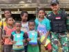 Datangkan Keceriaan, Satgas Yonif 143/TWEJ Bagikan Alat Tulis di Pedalaman Papua