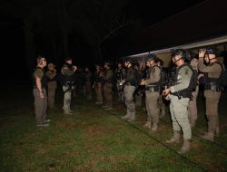 Personil Brimob Kalbar Asah Kemampuan Latihan Menembak Pada Malam Hari