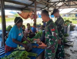 Peduli Kesejahteraan Masyarakat, Satgas Yonif Raider 200/BN Borong Hasil Kebun di Pasar Distrik Elelim
