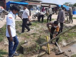 Polres Mesuji dan TNI kerjasama Lakukan Kerja Bakti Bersihkan Sampah Wilayah Pasar  