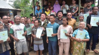 Gubernur Sumsel Dampingi Menteri ATR/BPN Bagikan Sertifikat Lahan Untuk 762 KK Suku Anak Dalam di Muratara
