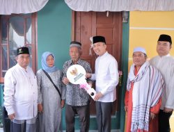 Pasangan Lansia di Kelurahan 1 Ulu Palembang Terima Bantuan Bedah Rumah 