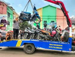 Petugas Gabungan Dishub dan Satpol PP Kota Palembang Tertibkan Pedagang dan Parkir Liar