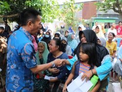Masyarakat Serbu Operasi Pasar di Kantor Lurah 30 Ilir Palembang