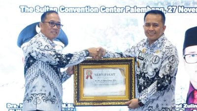 Pj Gubernur Agus Fatoni Terima Penghargaan dari PGRI Sumsel