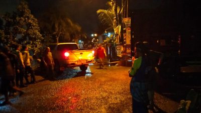 Sigap… Personil Polsek Plaju Bersama Warga Mengevakuasi Mobil Terperosok