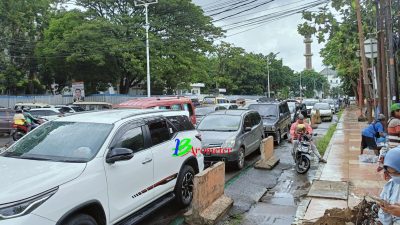 Diduga Dampak Parkir Liar, Penggunaan Jalan Keluhkan Macet Dikawasan Bawah Jembatan Ampera