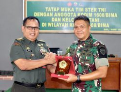 Dandim 1608/Bima Terima Plakat Cinderamata dari Asisten Teritorial Mabes TNI