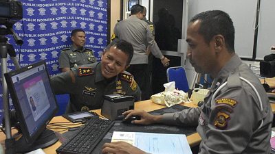Tertib Hukum, Pangdam II/Swj Perpanjang SIM di Polrestabes Palembang