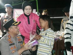 Kapolres Bersama Ketua Bhayangkari Cabang Gresik Berikan Bantuan Sosial dan Hibur Anak-Anak Korban Gempa di Bawean