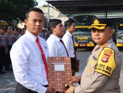 Kapolresta Mataram Berikan Penghargaan Police Of The Month