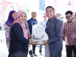 Tekan Angka Stunting di Kota Palembang, Ratu Dewa Bagikan Ratusan Paket Sembako 