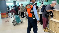 Airmen Lanud SMH Bantu Penumpang yang Pesawatnya Overating Hour dan Delay Operational di Bandara Internasional SMB II Palembang