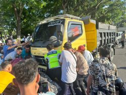 Sat Lantas Polres Loteng Evakuasi Korban Laka Lantas Di Bundaran Masjid Jami