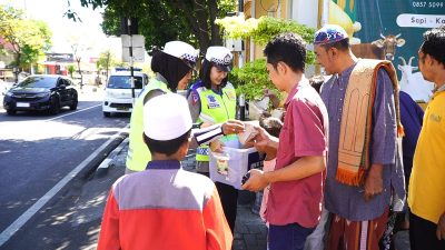 Jumat Berkah, Srikandi Satlantas Polres Gresik Gelar Patroli dan Berbagi Makanan di Masjid Baitus Salam