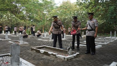Polres Gresik Ziarah Nasional dan Tabur Bunga Peringati Hari Bhayangkara Ke-78 di TMP Kusuma Bangsa Sunan Giri